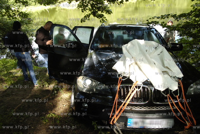 Strazacy wyciagneli ze stawku przy ul. Arciszewskiego...