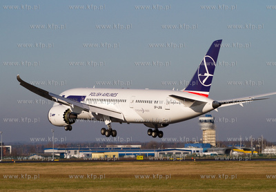 Boeing 787 Dreamliner laduje na Rebiechowie. Najnowszy...