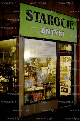 Gdynia. Centrum miasta wieczorowa pora. Nz. Ulica 10...