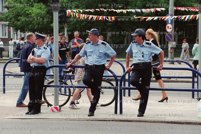 Papiez Jan Pawel II w Trojmiescie Na zdjeciu Oczekujacy...
