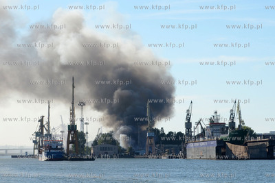 Pozar hali na terenie stoczni Marynarki Wojennej w...