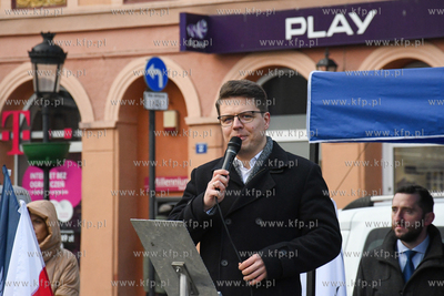 Około setki przeciwników szczepień i obostrzeń...