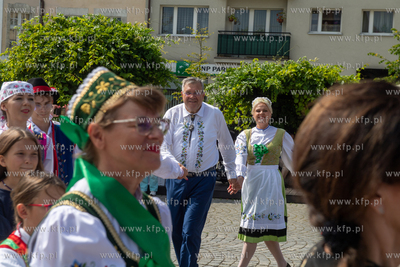 Dzień Flagi Kaszubskiej w Kartuzach. Nz. burmistrz...