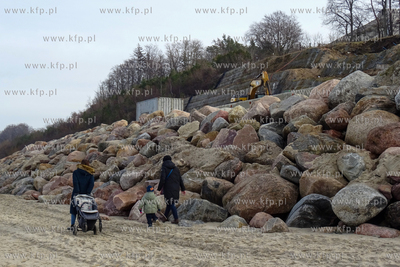 Jastrzębia Góra. Prace zabezpieczające klif sztormowymi...