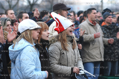 Gdynianie kibicuja przed ustawionym na Placu Grunwaldzkim...
