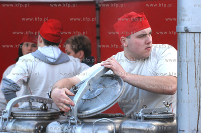 Gdynianie kibicuja przed ustawionym na Placu Grunwaldzkim...