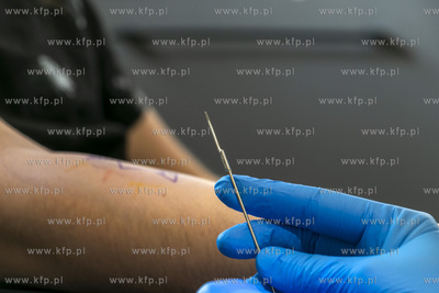 Tatuaż wykonywany metodą handpoke. 25.03.2022 fot....