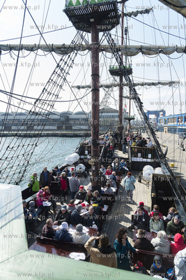 Gdynia. Rejs powitalny pierwszego w tym sezonie statku...