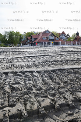 Sopot. Piasek z dna morza wydobyty podczas prac pogłębienia...
