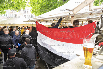 Kibice Manchester United bawią sie na ul. Długi Targ...