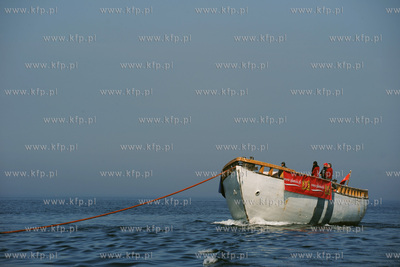 Zniszczony kadłub zaglowca Gen. Zaruski został odholowany...