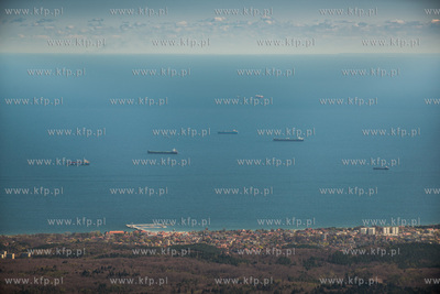 Statki na redzie na wysokosci Sopotu. 16.04.2014 fot....