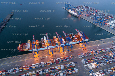 Kontenerowiec Maren Maersk w Deepwater Container Terminal...