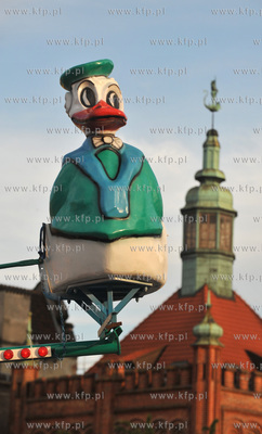 Gdansk. Na Targu Weglowym ustawiono male wesole miasteczko,...