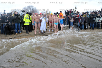 Noworoczna zimowa kapiel ponad 100 gdanskich morsow...