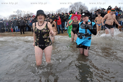 Noworoczna zimowa kapiel ponad 100 gdanskich morsow...