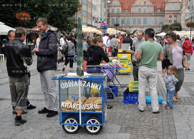 Handel na Dlugim Targu w Gdansku. Obwozny punkt gastronomiczny...