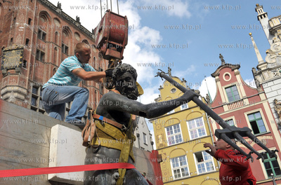 Gdansk. Demontaz figury Neptuna z fontanny na Dlugim...