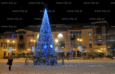 Plac Przyjaciol Sopotu w Sopocie w zimowo nocnej scenerii....