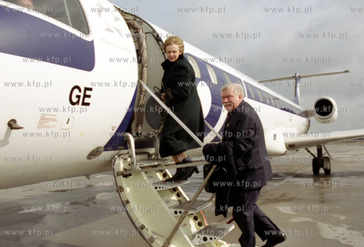 Byly prezydent Lech Walesa wraz z zona Danuta wsiadaja...