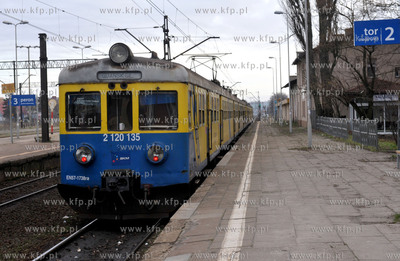 Wejherowo. Dwozec kolejowy PKP. Przy peronie pociag...