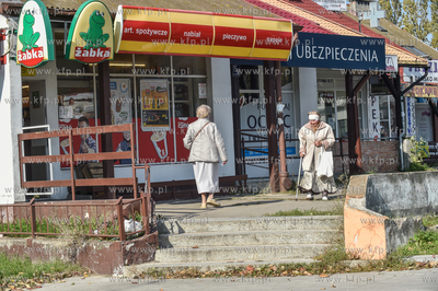 Gdańsk Chełm. Pawilony handlowe i sklep Żabka na...