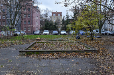 Gdańsk. Podwórkowa piaskownica pomiędzy Długim...