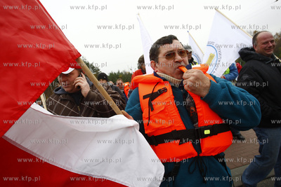 Keblowo. Rybacy blokuja droge krajowa nr 6. Jest to...