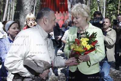 Piasnica. Erika Steinbach zlozyla wiazanke kwiatow...