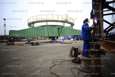 Gdynia. Zaladunek elementow tzw. stacker reclaimer,...