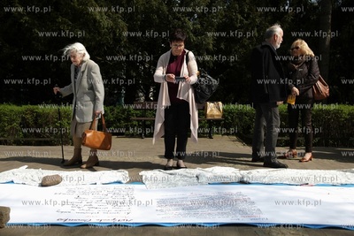 Gdańsk Oliwa. Wymiana książek wśród mieszkańców...