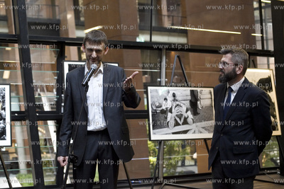 Wernisaż wystawy fotografii Romana Jochera pt. Ojciec...