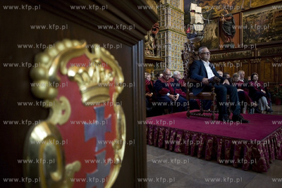 Dwor Artusa. Uroczysta sesja Rady Miasta Gdanska. Wreczenie...