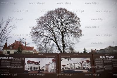 Wystawa na ogrodzeniu inwestycji przy al. Grunwaldzkiej...