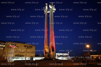 Gdańsk. Podświetlony na biało - czerwono pomnik...