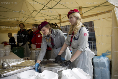 Gdańsk. Targ Węglowy. Sniadanie wielkanocne dla samotnych...