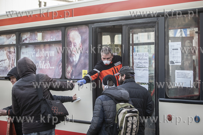 Autobus SOS wspierający osoby bezdomne, który jeździ...