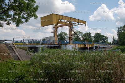 Pętla Żuławska. Most zwodzony nad Szkarpawą w Rybinie....