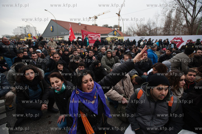 Berlin. Demonstracja grup lewicowych i antyfaszystow...