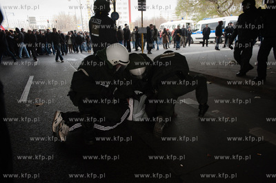 Berlin. Demonstracja grup lewicowych i antyfaszystow...