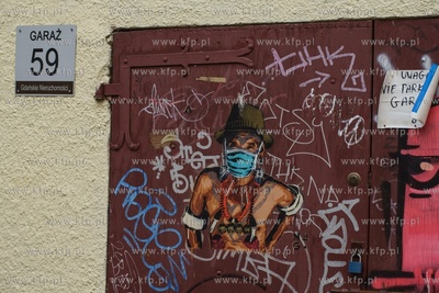 Gdańsk, ul. Kozia. Grafika na drzwiach garażu - ...