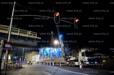 Gdansk - Wrzeszcz. Montaz kolejnych elementow estakady...