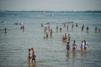 Sopot. Tlum plazowiczow wypoczywajacych w upalna i...
