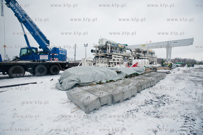 Gdansk. Wisloujscie. Montaz maszyny drazacej TMB, ktora...