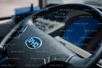 Gdansk. Targ Rakowy. Prezentacja chinskiego autobusu...