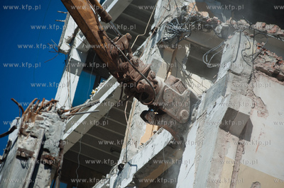 Gdynia. Wyburzanie jednego z budynkuw Dalmoru przy...