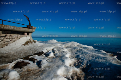 Sloneczny, zimowy dzien na plazy w Gdyni.
08.02.2014
fot....