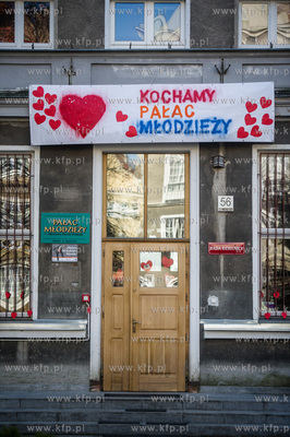 Gdansk. Walentynkowe dekoracje Palacu Mlodziezy, przygotowane...