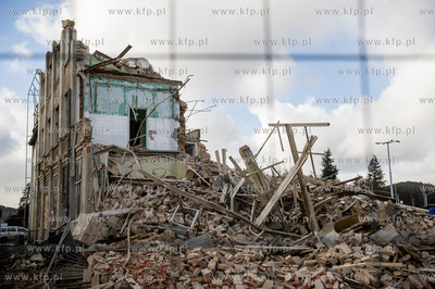 Gdansk. Rozbiorka budynku dawnej przychodni przy ulicy...