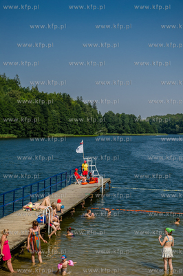 Strzezone przez ratownikow kompielisko nad jeziorem...